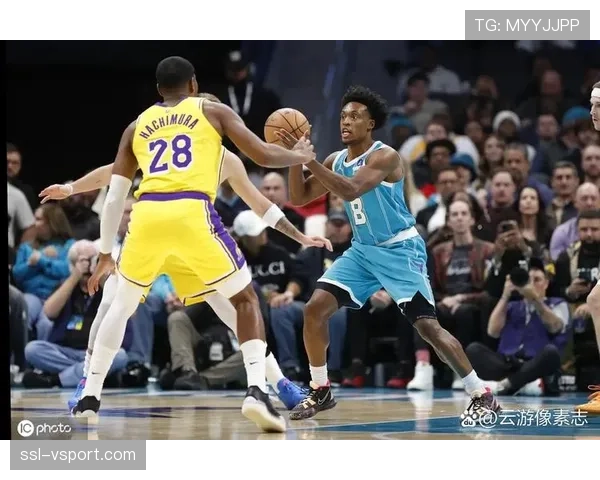 湖人勇士关键战第三节，詹姆斯底线突破精准横传助戴维斯命中压哨三分